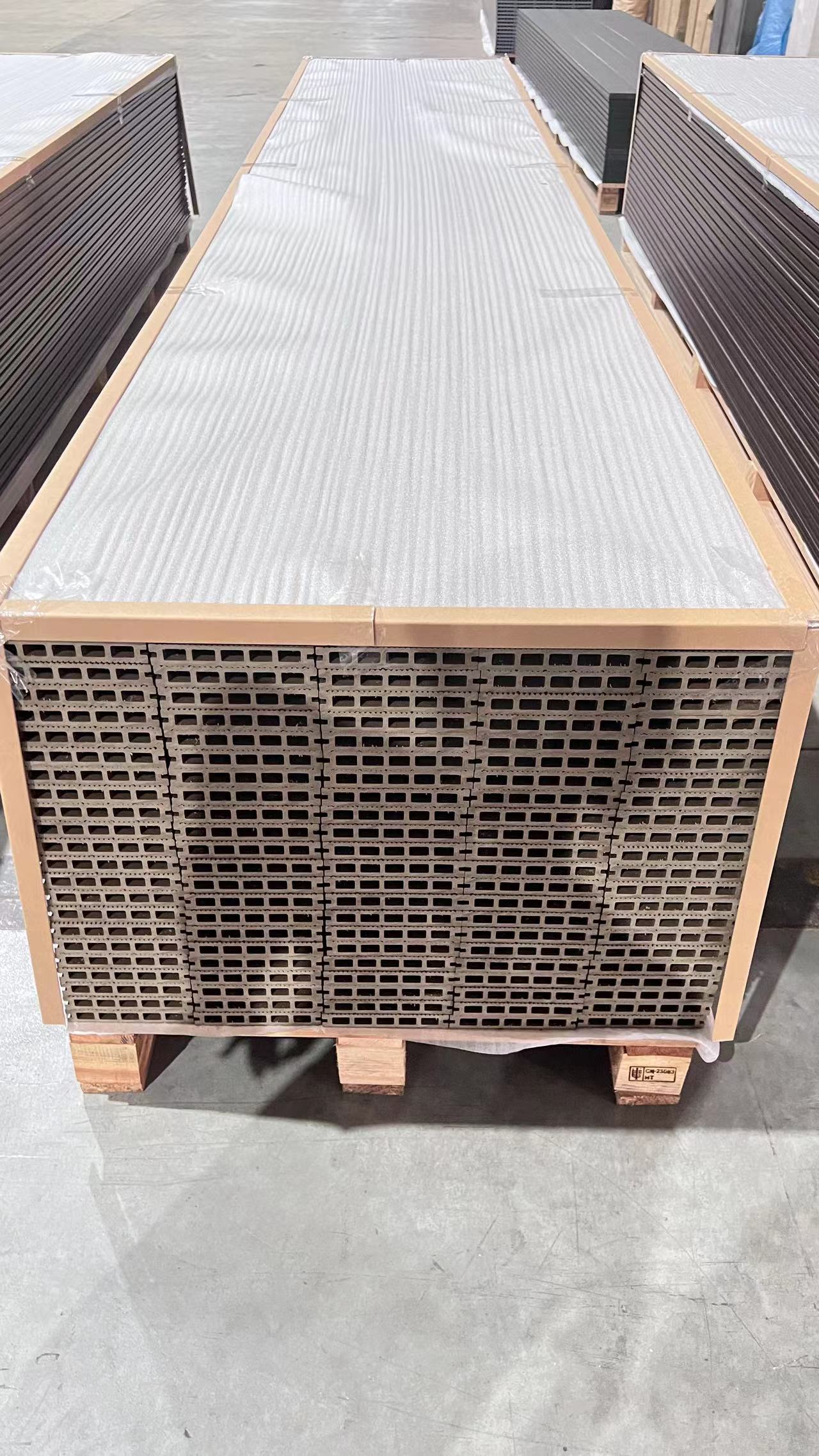 Hohler WPC-Terrassendielenboden mit 3D-Oberfl&auml;che