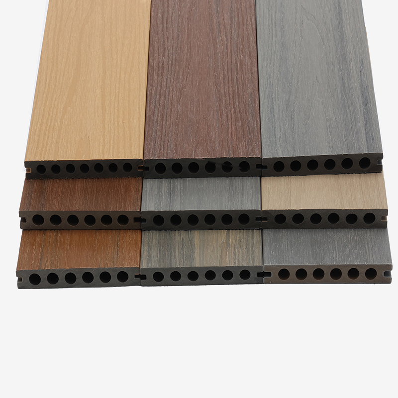 Ist das zusammengesetzte Decking rutschig, wenn es nass ist?