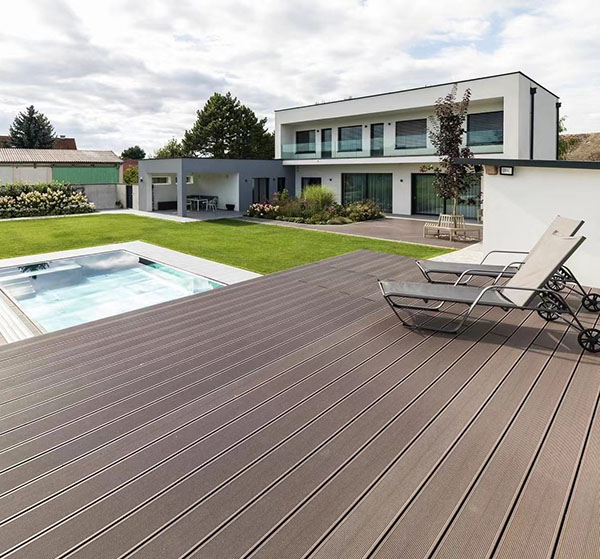 Vergleich der ersten Generation und coextrudierter WPC-Bodenbeläge: Merkmale und Unterschiede