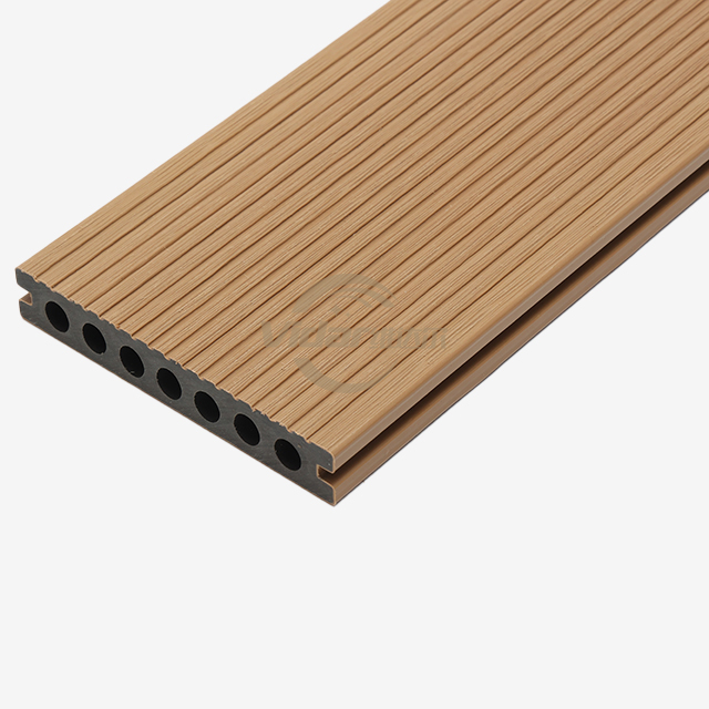 Terrassendielen aus grauem Verbundwerkstoff f&uuml;r den Au&szlig;enbereich