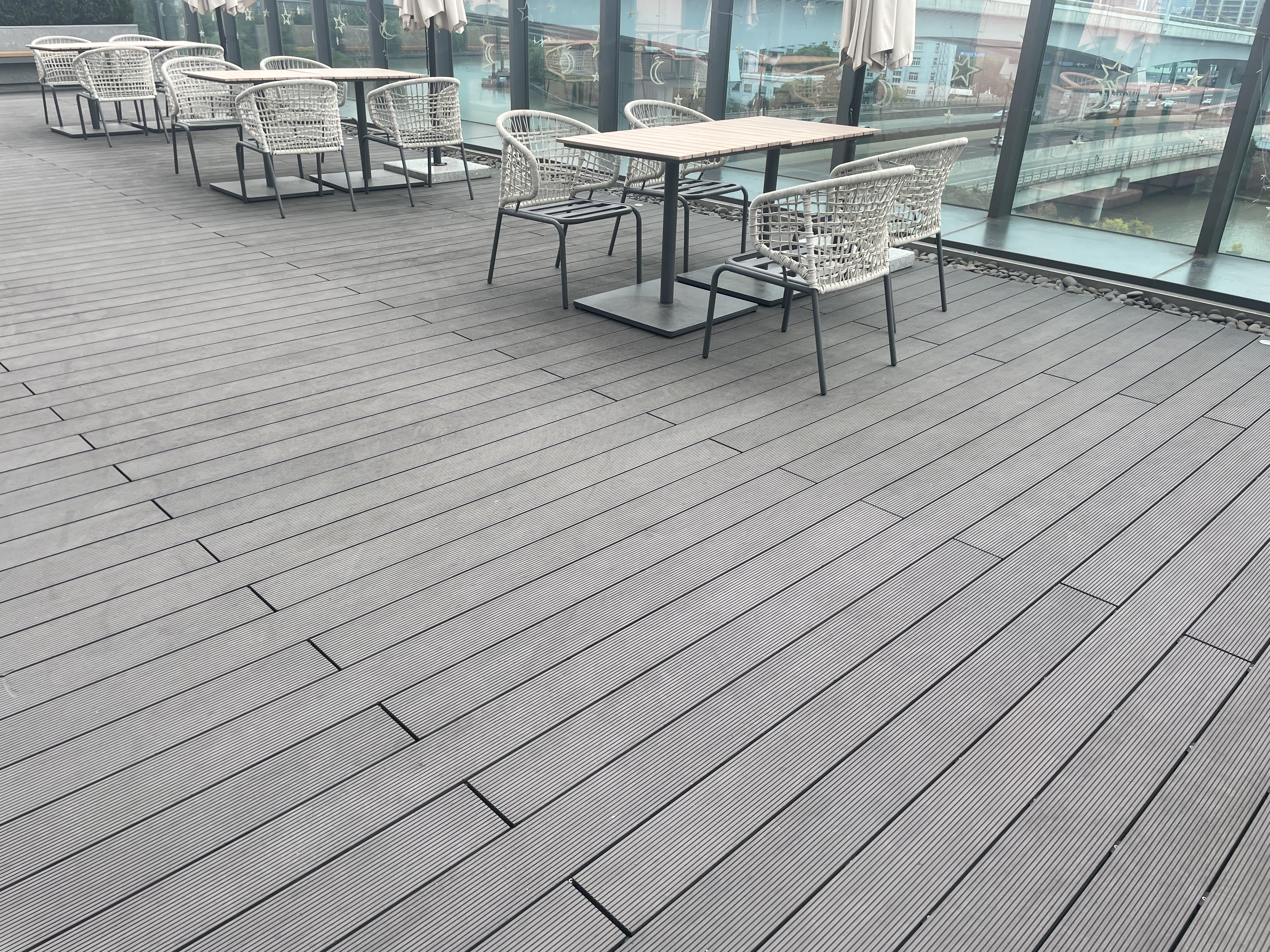 Installation einer leichten Terrassendiele aus Verbundwerkstoff, die Farbe und Textur zeigt